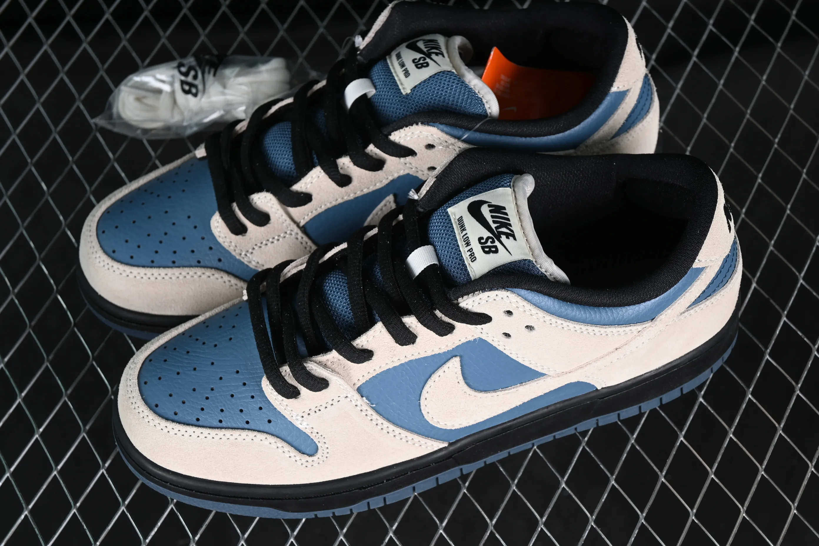 All categories Nk SB Dunk series Nk SB Dunk Low low-top sneakers Nk Dunk Low SB Pro Blue and white dunk series low-top casual sports skateboard shoes BQ6817-200